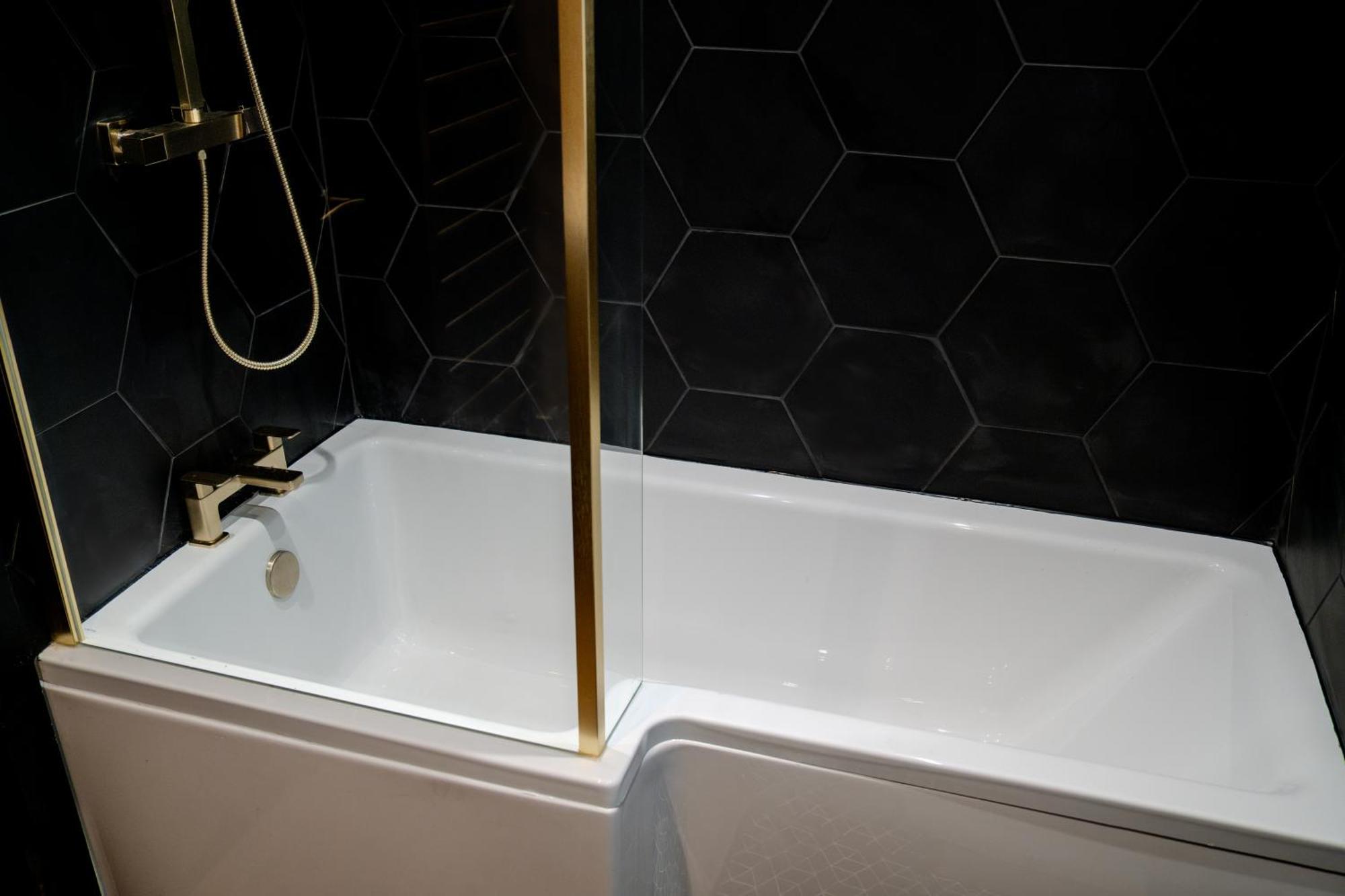 Modern 3Br Home - Private Parking - Tv In Every Bedroom Swansea Exterior foto